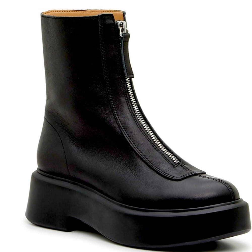 New in Box: Steve Madden Jones Leather Bootie